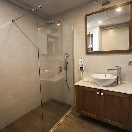 Livia Garden מלון *