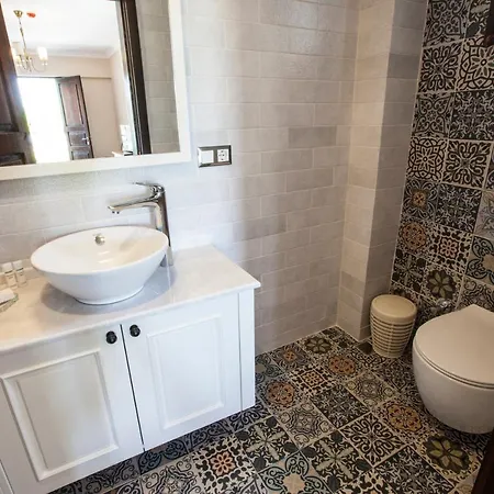 מלון Livia Garden *